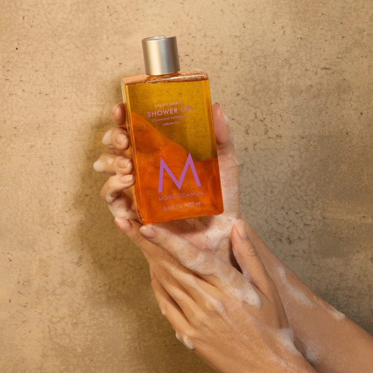 Mano sosteniendo Spa du Maroc gel de baño de moroccanoil